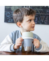 BEABA NERŪSĒJOŠĀ TĒRAUDA MĀCĪBU KRŪZĪTE CLICK AND DRINK 240 ML PEBBLE